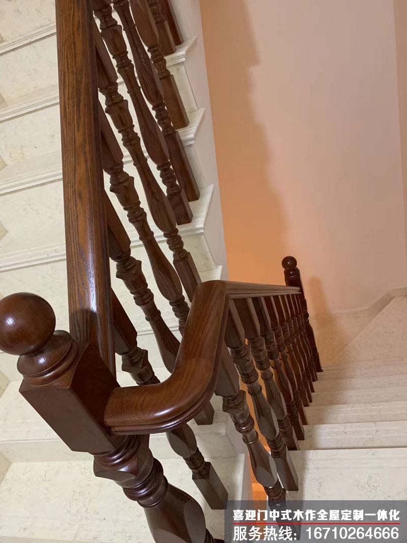 中式楼梯扶手的安装效果图