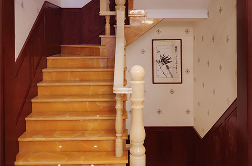 锦州中式别墅室内汉白玉石楼梯的定制安装装饰效果