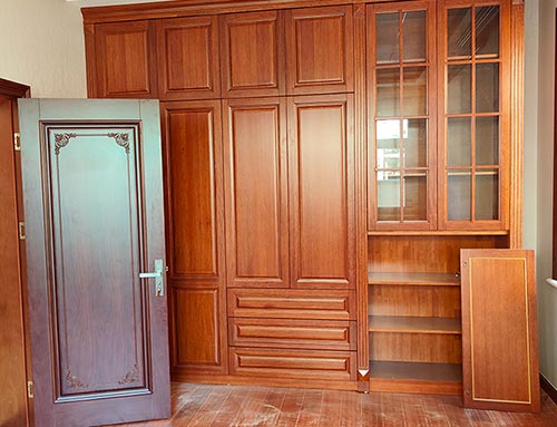 锦州中式家庭装修里定制的实木衣柜效果图